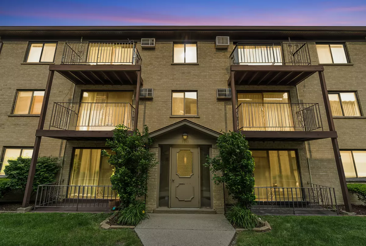Elmwood Park, IL 60707,7202 W Wrightwood AVE #2S