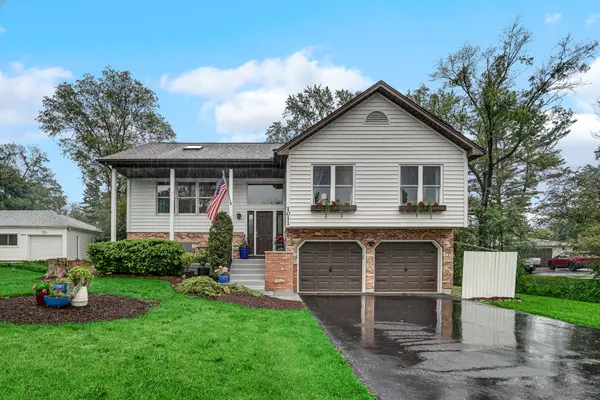 1011 Shady LN, Lombard, IL 60148