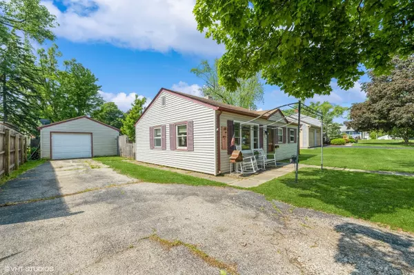 Woodstock, IL 60098,122 E Beech AVE