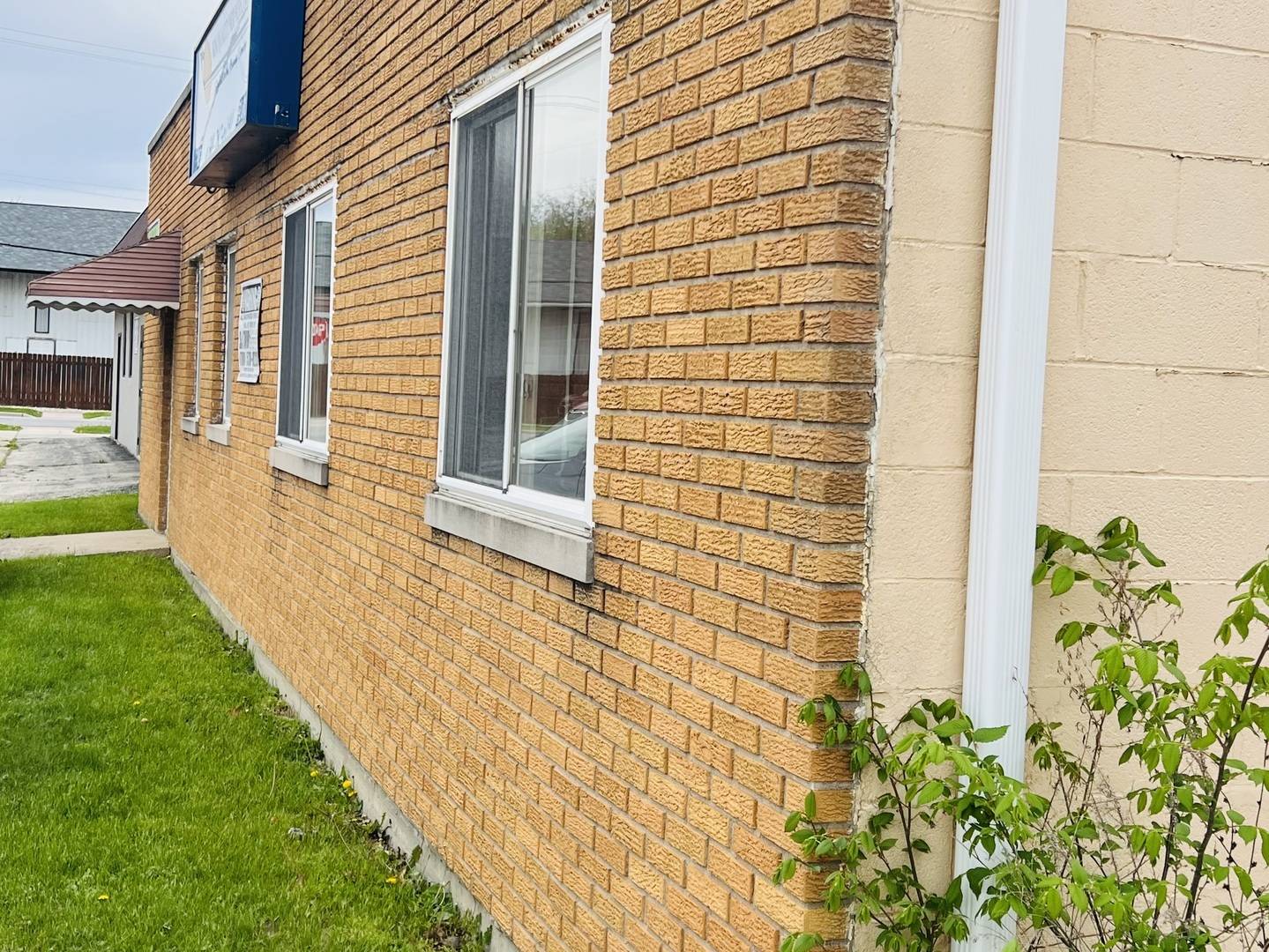 Villa Park, IL 60181,142 W Home AVE W