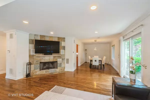 Deerfield, IL 60015,1246 Kenton RD