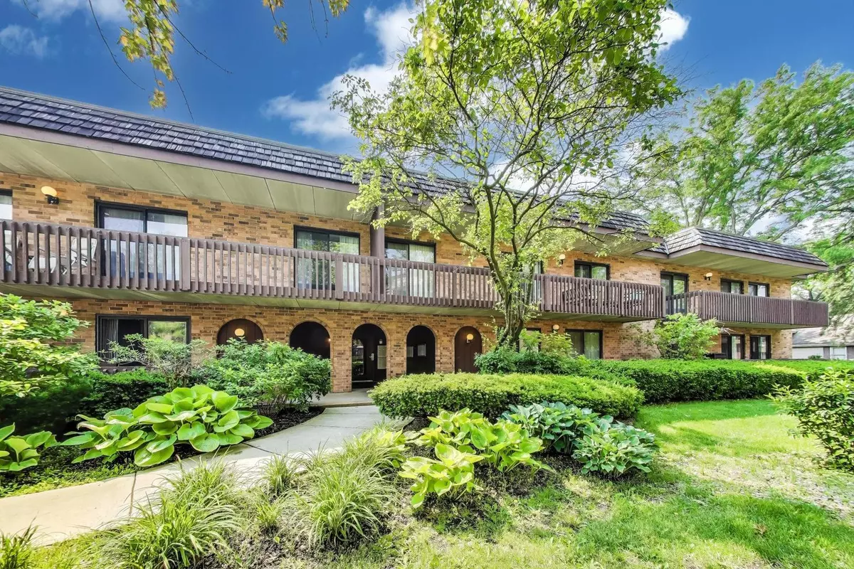 Downers Grove, IL 60515,8200 Woodglen LN #110