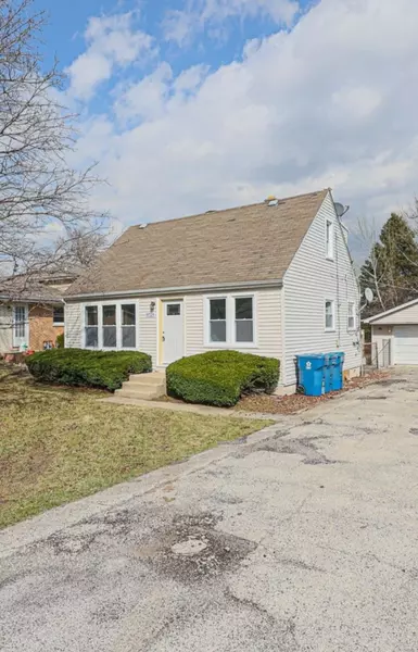 9729 S 81st AVE, Palos Hills, IL 60465