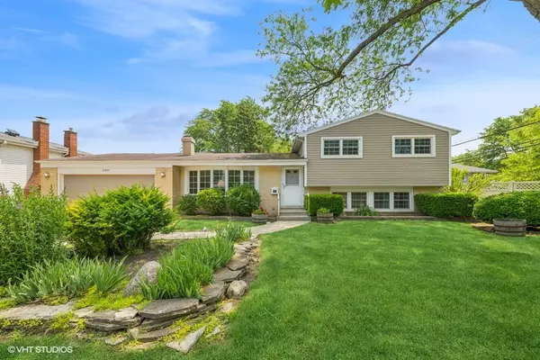 2301 N Williamsburg ST, Arlington Heights, IL 60004