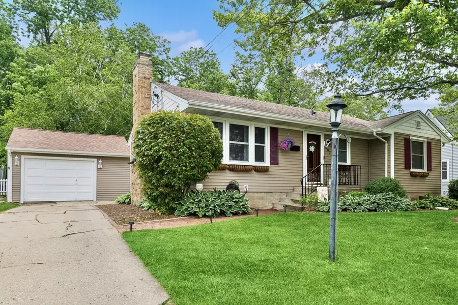 207 S Van Buren ST, East Dundee, IL 60118