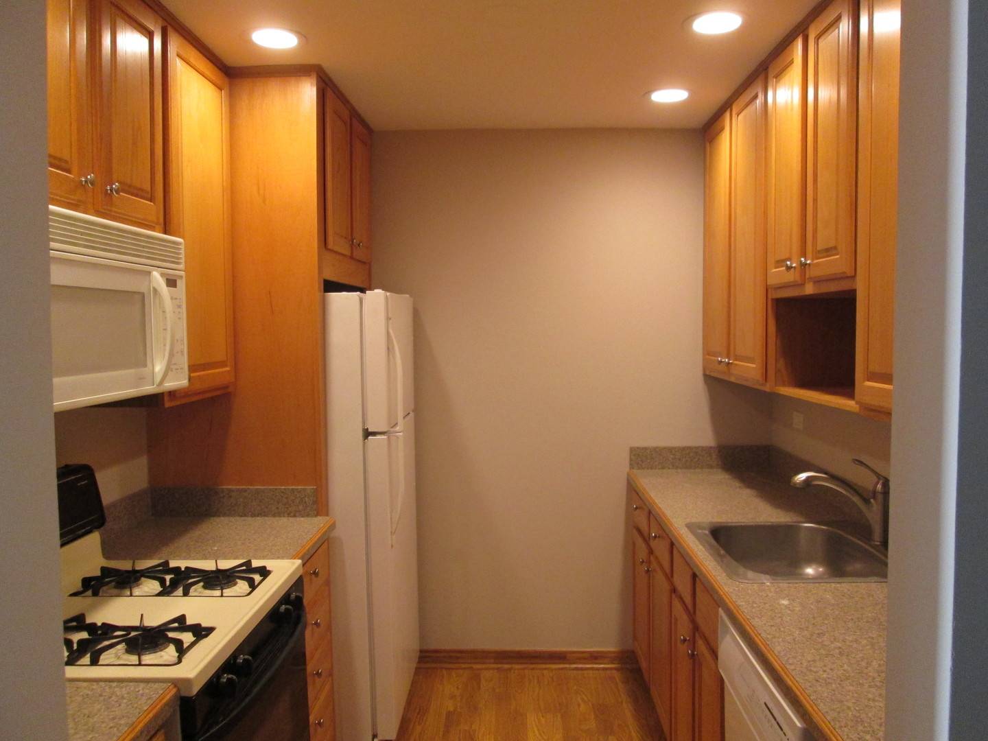Park Ridge, IL 60068,400 THAMES Pkwy #2G
