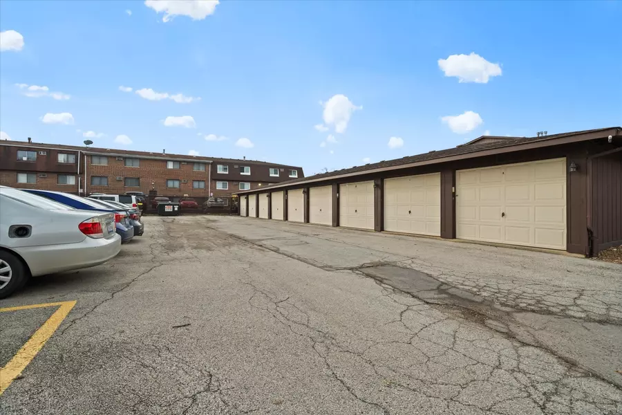 47 PIER DR #102, Westmont, IL 60559