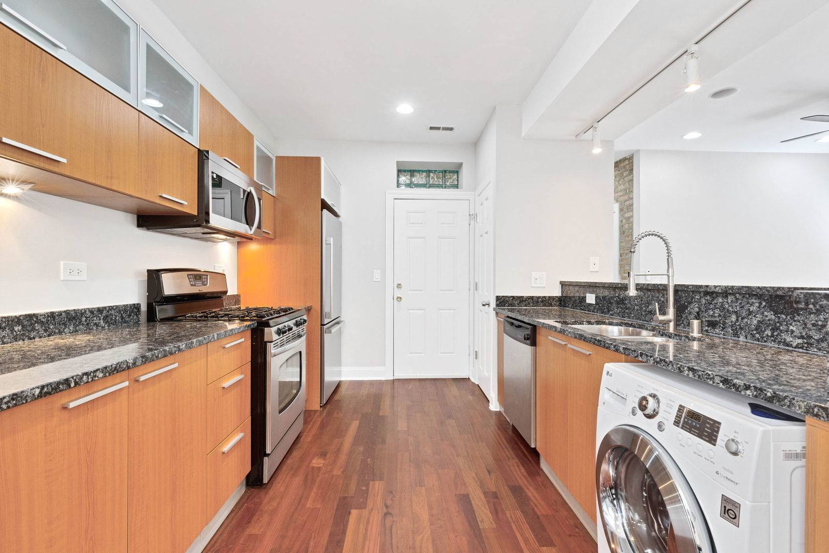 Chicago, IL 60626,1358.5 W Estes AVE #2W