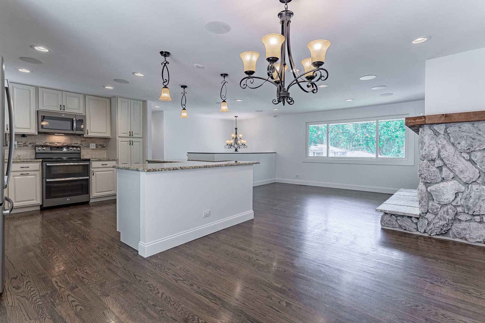 Schaumburg, IL 60193,1328 Concord LN