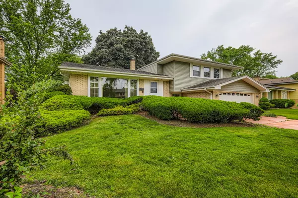 Arlington Heights, IL 60004,907 E Crabtree DR