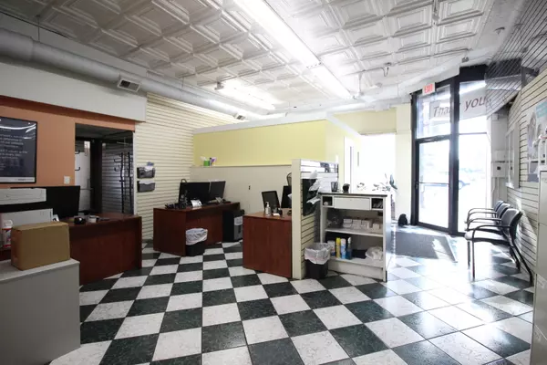 Chicago, IL 60622,1002 N Western AVE