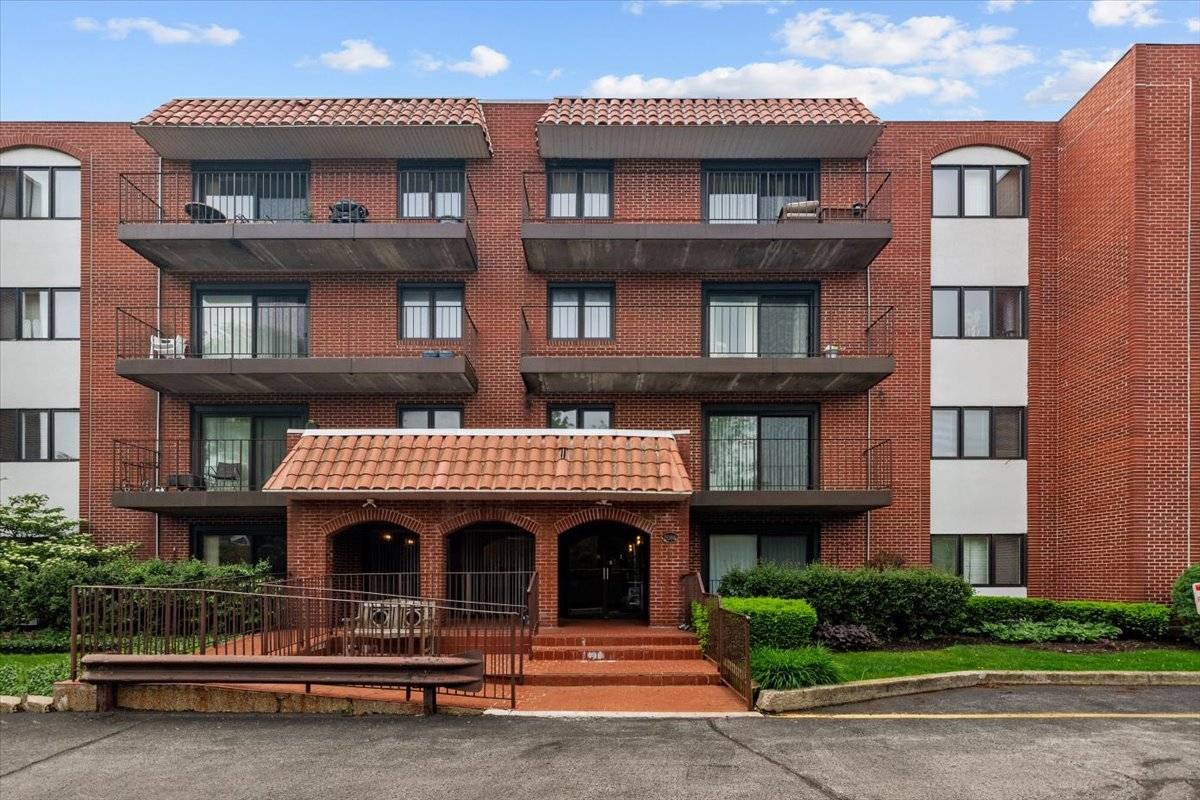2086 Saint Johns AVE #306, Highland Park, IL 60035