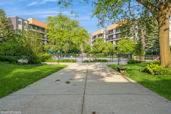 Skokie, IL 60077,9529 Bronx PL #209