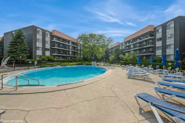 Skokie, IL 60077,9529 Bronx PL #209