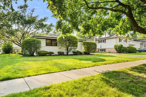 Mount Prospect, IL 60056,114 S Waverly PL