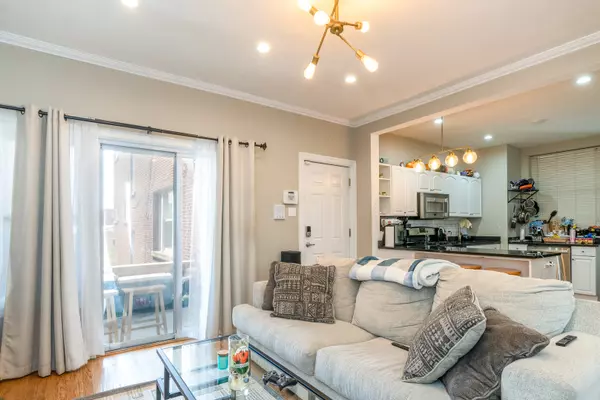 Chicago, IL 60641,4848 W Belle Plaine AVE #2R