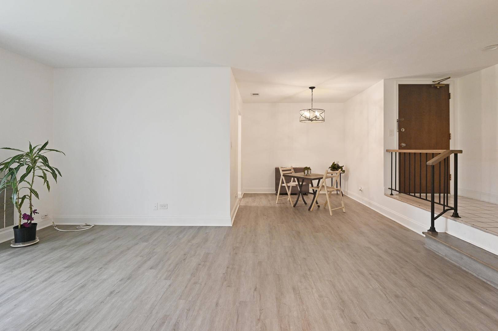 Schaumburg, IL 60193,912 Knottingham DR #1B