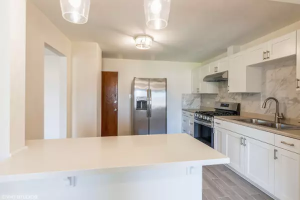 Des Plaines, IL 60016,8868 Kenneth DR #2F