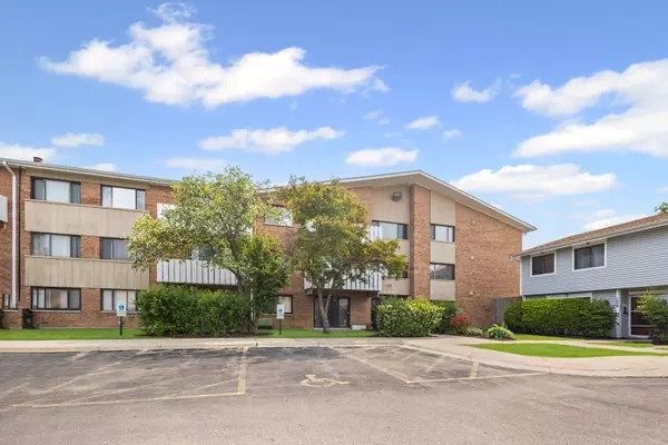 2000 Bayside DR #204, Palatine, IL 60074