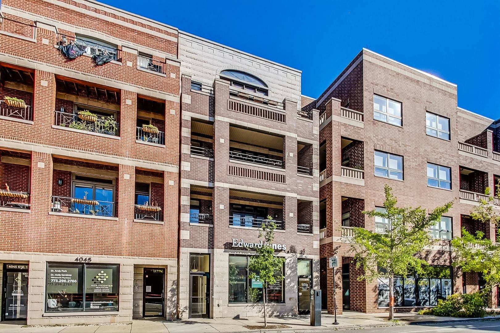 Chicago, IL 60618,4043 N Damen AVE #3