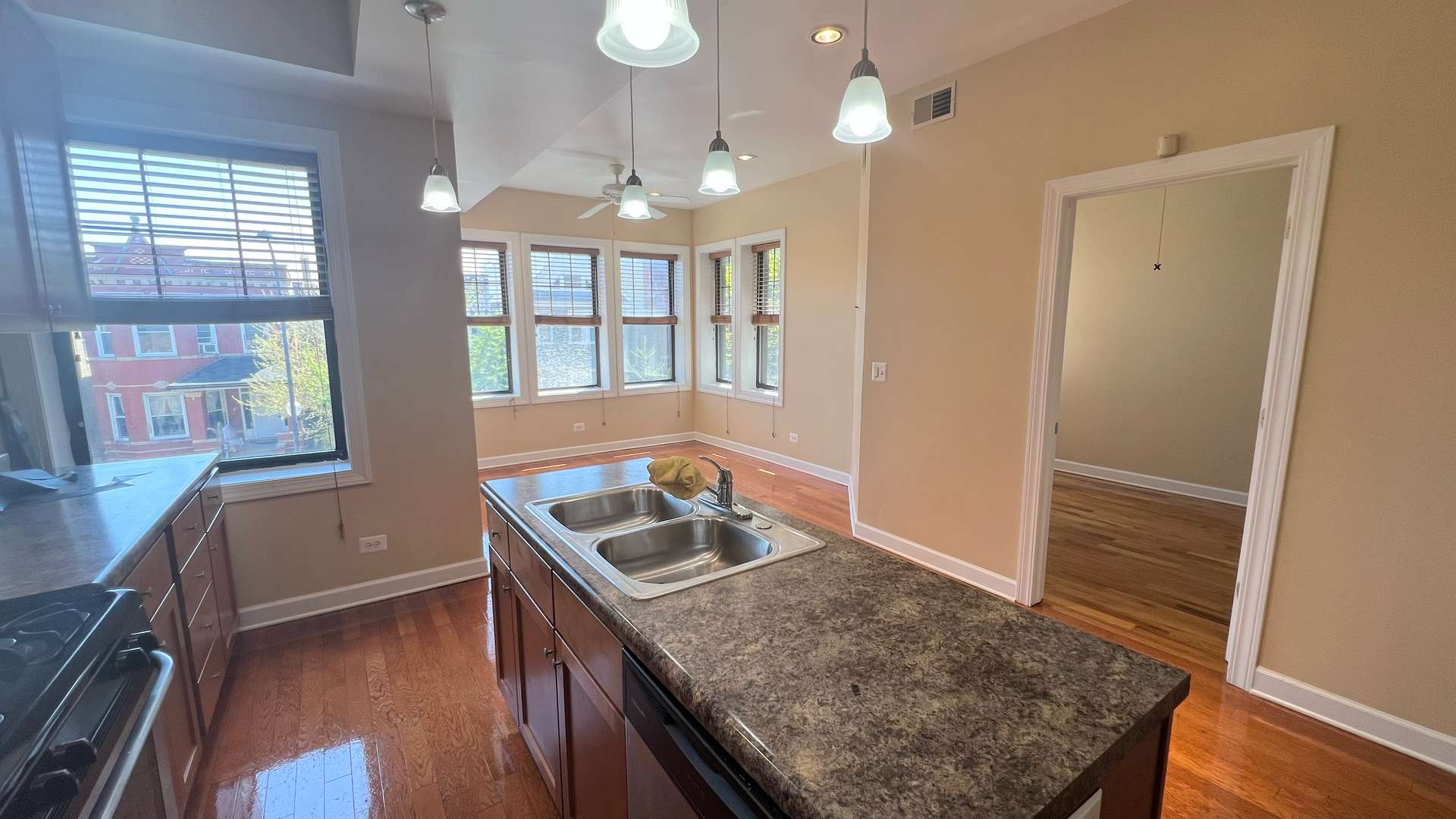 Chicago, IL 60647,3716 W Wrightwood AVE #2F
