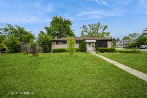 135 Flora AVE,  Glenview,  IL 60025