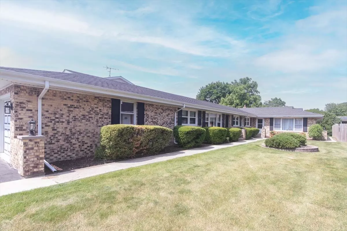 Mount Prospect, IL 60056,1402 S Linneman RD S