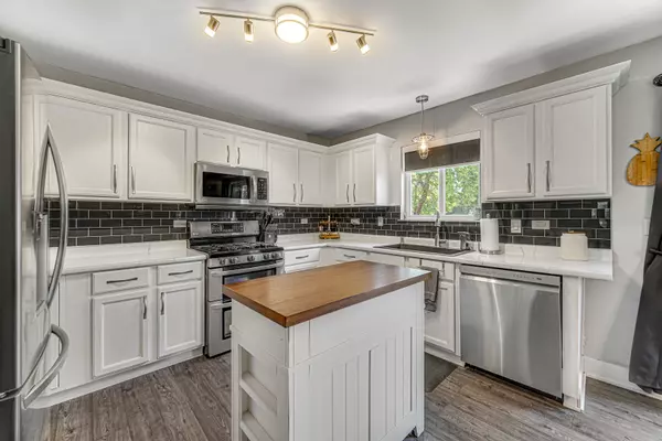 South Elgin, IL 60177,9 RIDGE CT