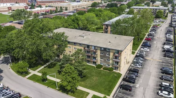 Mount Prospect, IL 60056,919 N Boxwood DR #201
