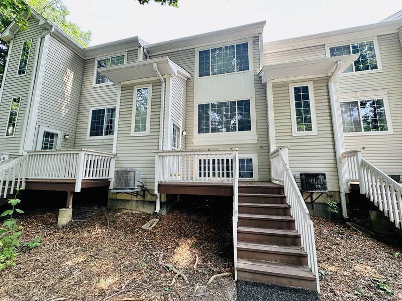 256 W Treehouse LN, Round Lake, IL 60073