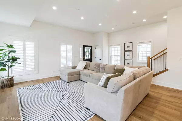 Arlington Heights, IL 60004,1 N Beverly LN