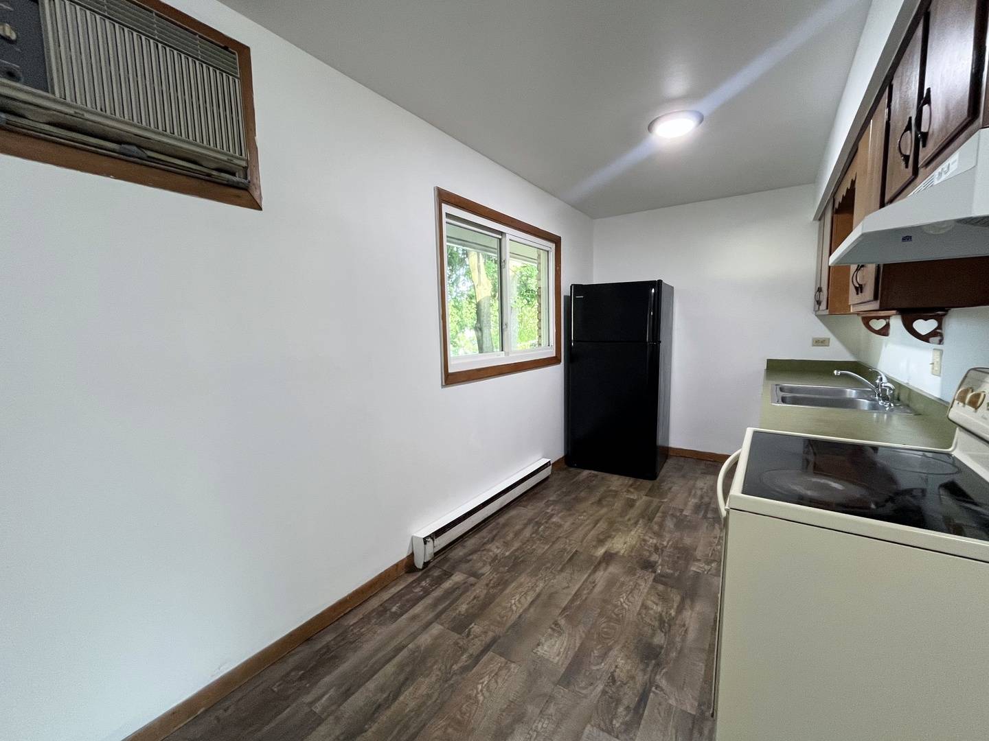 Woodstock, IL 60098,639 Mchenry AVE #4