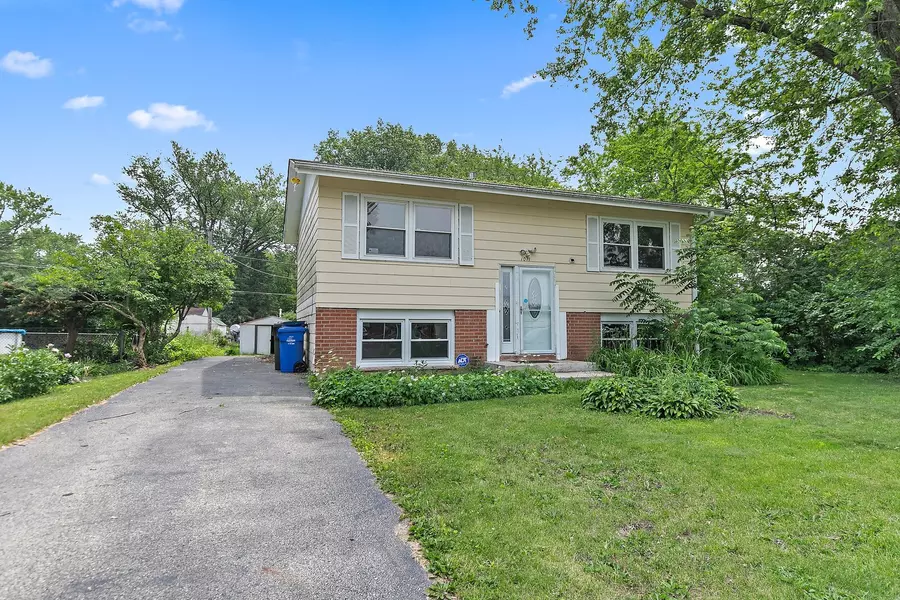 1011 Mark ST, South Elgin, IL 60177