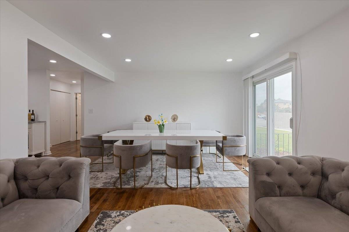 Des Plaines, IL 60016,8916 Kenneth DR #1E