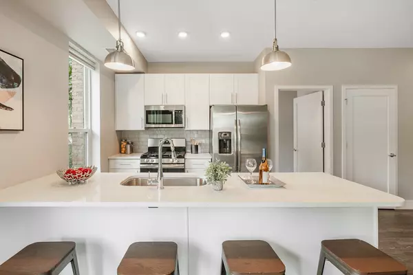 Barrington, IL 60010,101 W Liberty ST #104