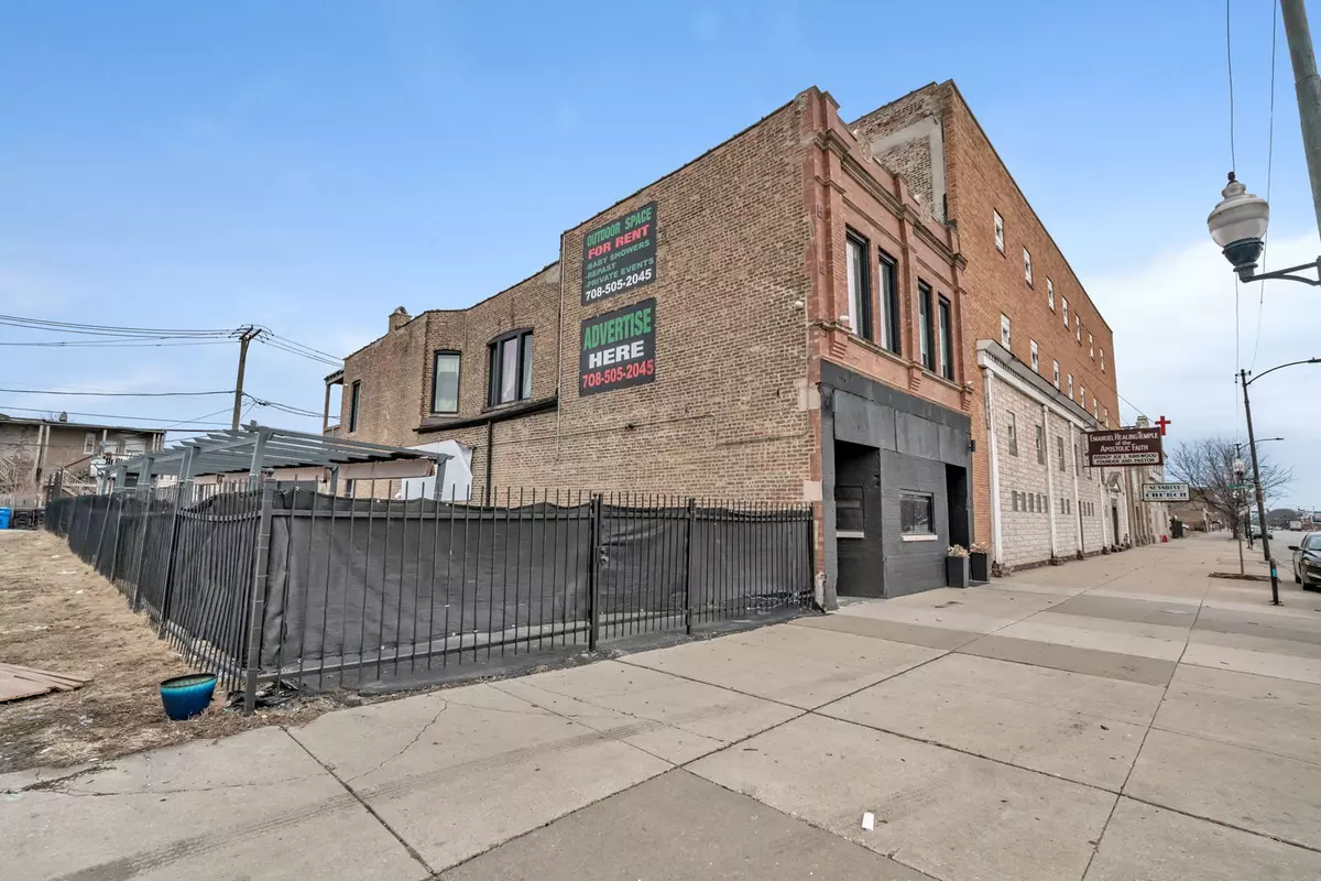 Chicago, IL 60624,3708 W Roosevelt RD