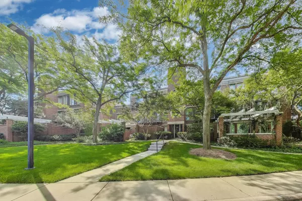 Northfield, IL 60093,3030 Arbor LN #203