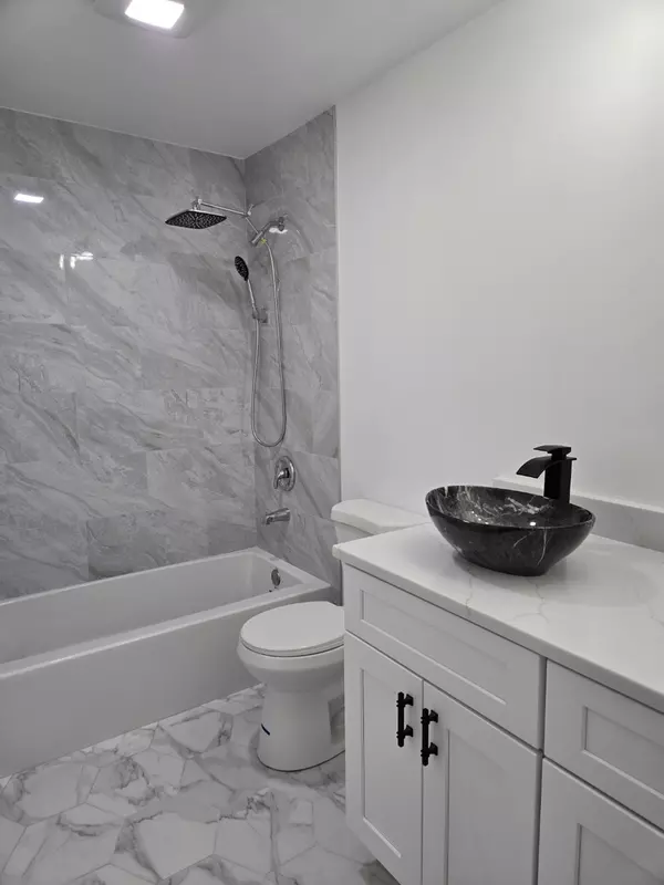 Chicago, IL 60656,5117 N EAST RIVER RD #1A