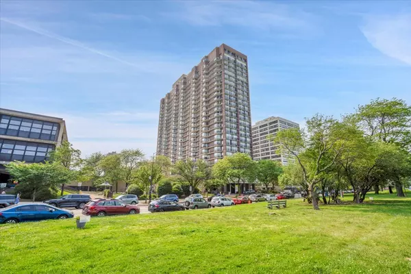 Chicago, IL 60613,4170 N Marine DR #11L