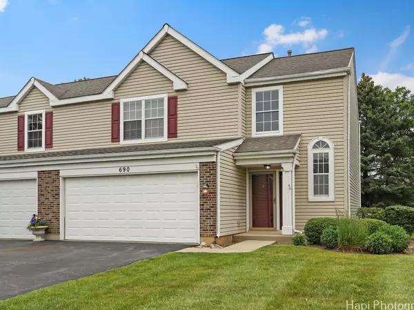 690 Savannah LN, Crystal Lake, IL 60014