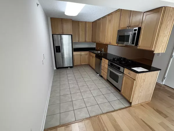 Skokie, IL 60077,9655 Woods DR #406
