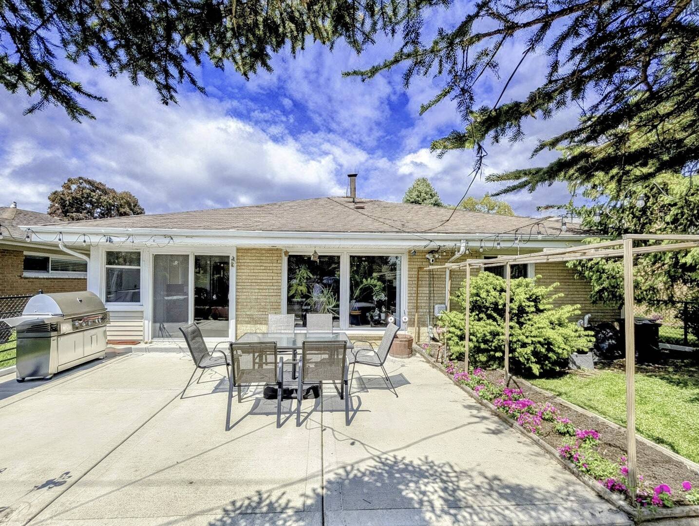 North Riverside, IL 60546,8049 Country Club LN