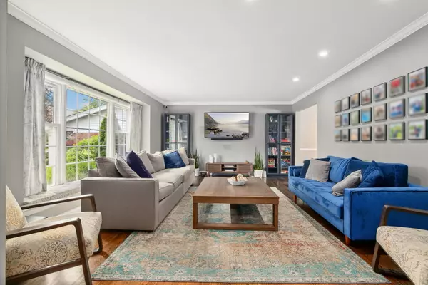 Clarendon Hills, IL 60514,301 Columbine DR