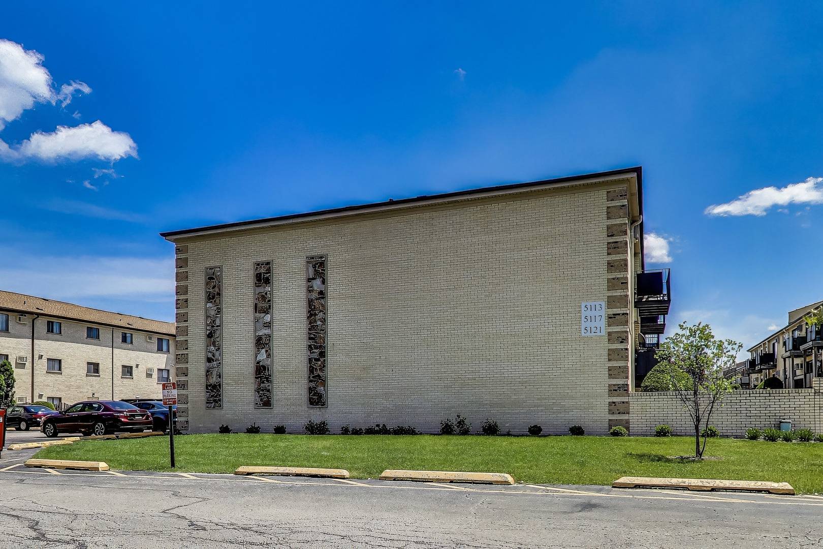 Chicago, IL 60656,5113 N EAST RIVER RD #1M
