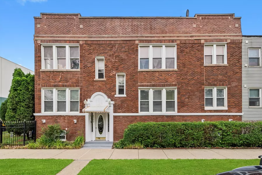 4100 W George ST, Chicago, IL 60641