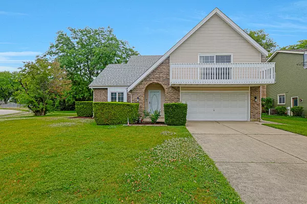 1087 Amberwood DR, Crystal Lake, IL 60014
