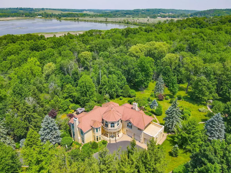 W3318 Lake Forest LN, Lake Geneva, WI 53147