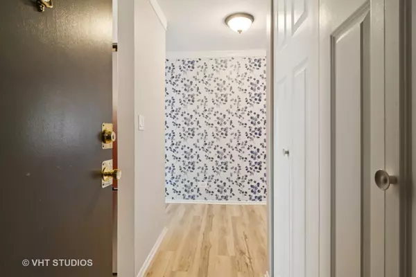 Arlington Heights, IL 60005,1127 S Old Wilke RD #201