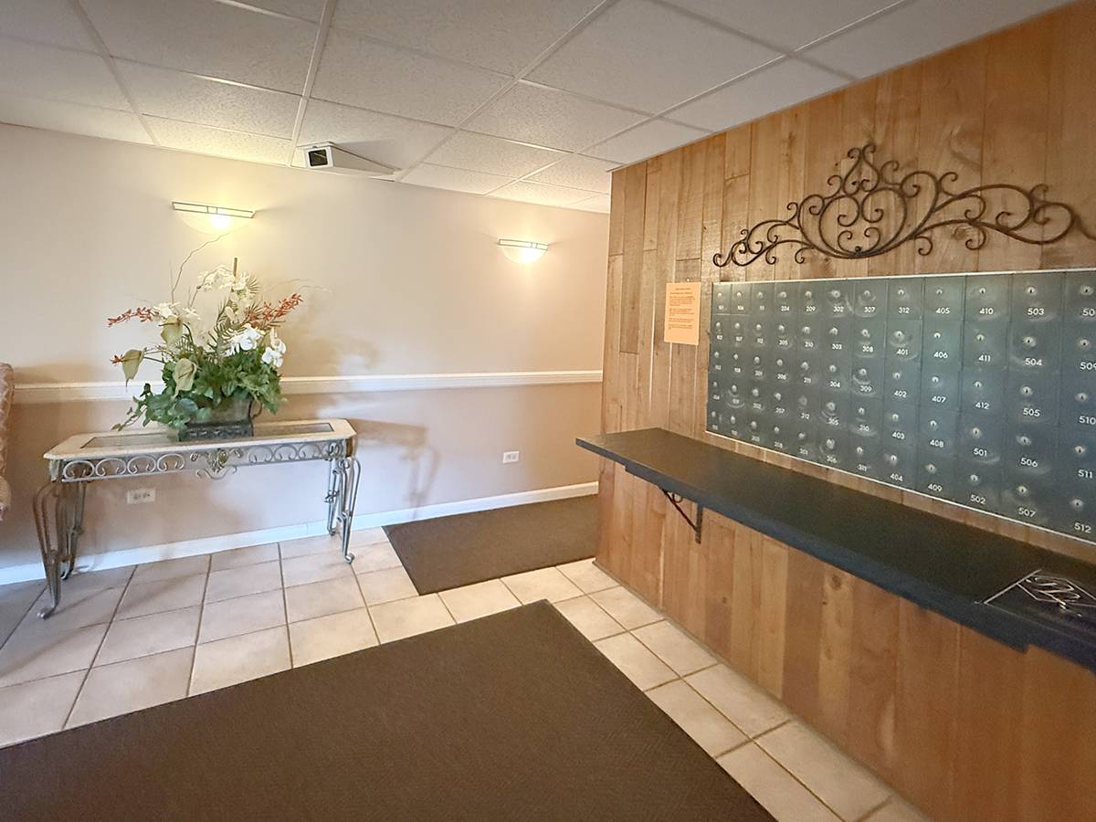 Downers Grove, IL 60516,8025 Woodglen LN #307