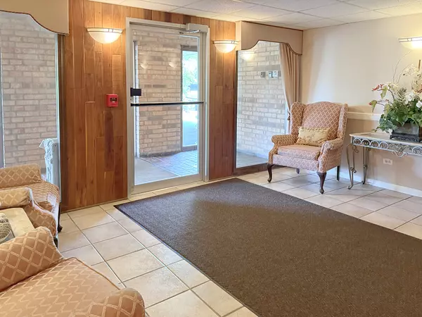 Downers Grove, IL 60516,8025 Woodglen LN #307